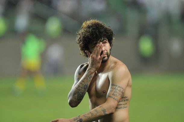 Galo virou no segundo tempo com gols de Rger Guedes e Luan. 