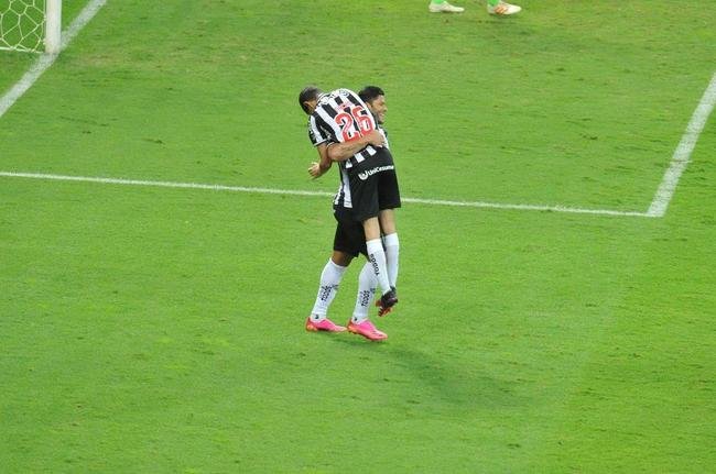 Fotos do gol de Hulk, do Atltico, sobre o La Guaira, no Mineiro, pela Libertadores