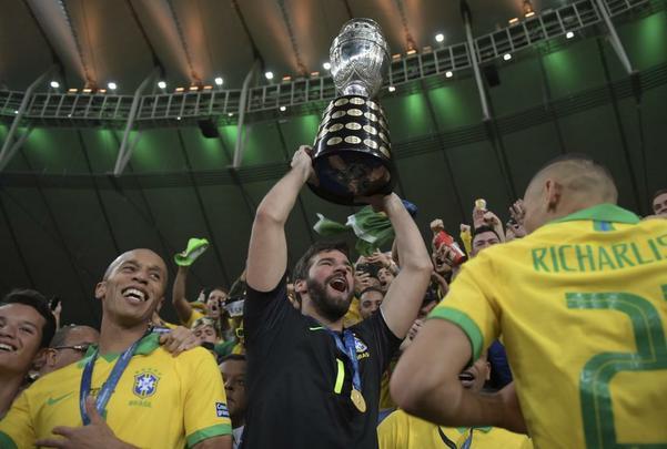 Seleção Brasileira derrota Peru por 3 a 1, conquista Copa América e ergue a taça no Maracanã; veja as fotos da festa do Brasil