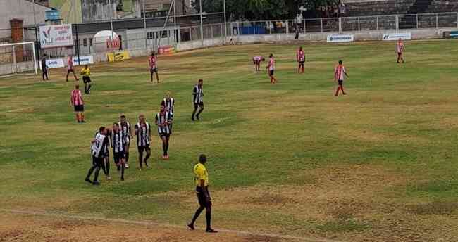 Jogadores do Arax Esporte comemoram o 3 gol da vitria contra o Araguari no ltimo sbado (25/9)