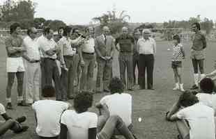 Apresentao do tcnico Zez Moreira, em 1975; no ano seguinte, o clube seria campeo da Copa Libertadores sob o comando dele