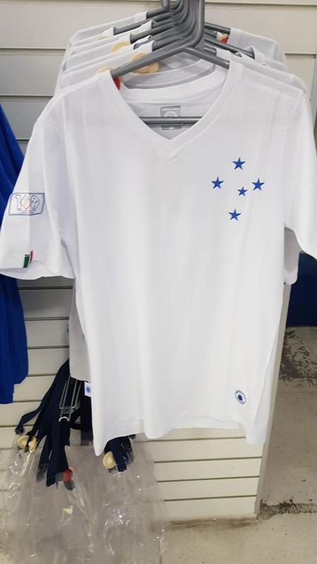 Camisas comemorativas lanadas por marca licenciada pelo Cruzeiro