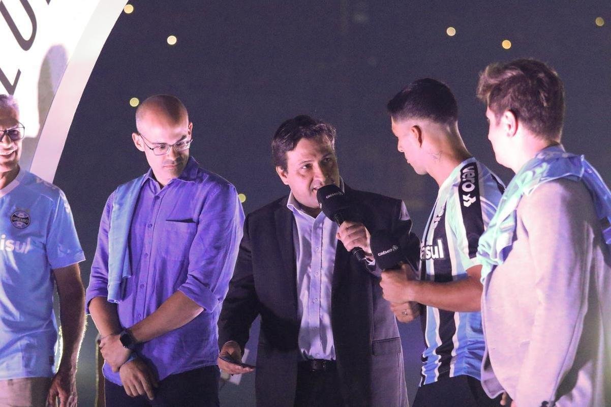 Luis Surez foi apresentado na Arena Grmio nesta quarta-feira (4/1)