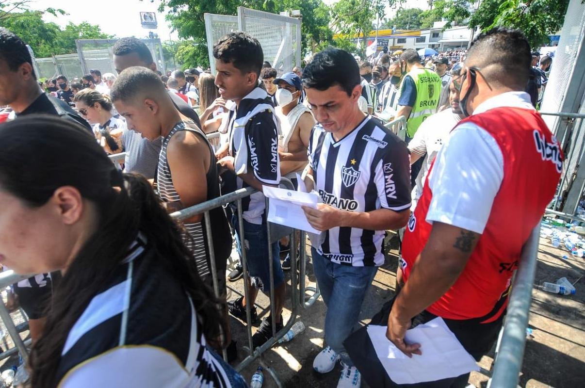 Torcida do Atltico chegou animada ao Mineiro para o jogo da taa, contra o RB Bragantino. Dia de festejar com o time o ttulo do Campeonato Brasileiro de 2021
