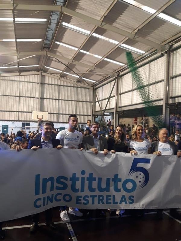 Goleiro Fbio e dirigentes do Cruzeiro prestigiam lanamento de projeto beneficente para crianas do Aglomerado da Serra, em Belo Horizonte (Matheus Muratori/Superesportes)