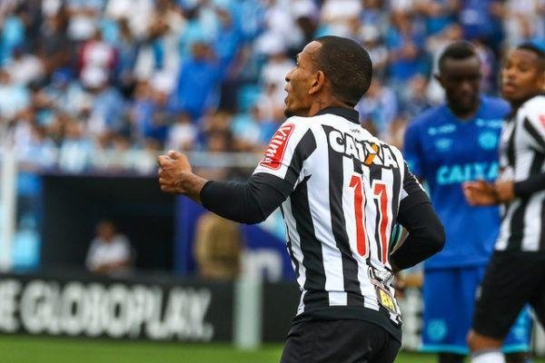 Imagens do empate entre Avaí e Atlético, na Ressacada