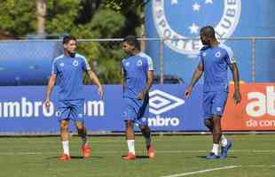 Jogadores do Cruzeiro estrearam nesta quinta-feira, na Toca da Raposa II, os novos uniformes de treino. Coleo est  venda nas lojas oficiais do clube desde quarta-feira. 