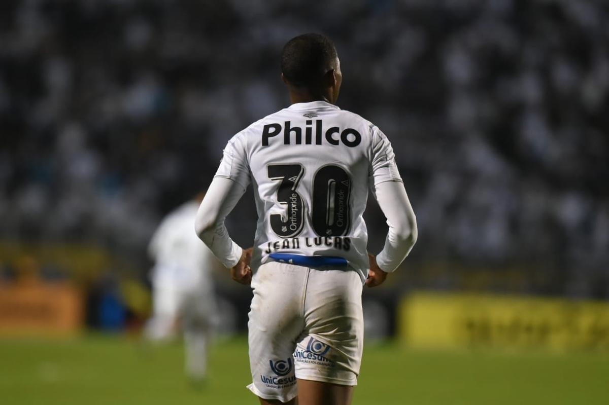 Atlético derrotou Santos por 2 a 1, de virada, com gols de Chará, e avançou às quartas de final da Copa do Brasil