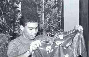 Ronaldo se mostra orgulhoso ao ver a camisa do Cruzeiro, e 1993, antes de se tornar Fenmeno