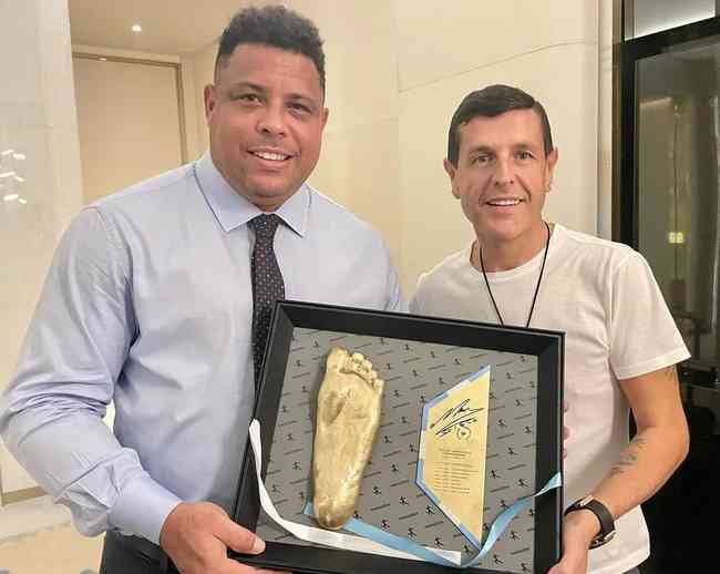 Ronaldo foi presenteado com molde dos ps de Maradona