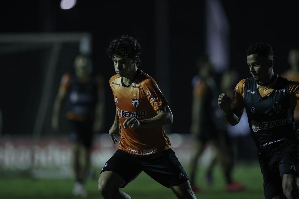 Tcnico Cuca comandou atividade do Atltico no CT da Conmebol no Paraguai 