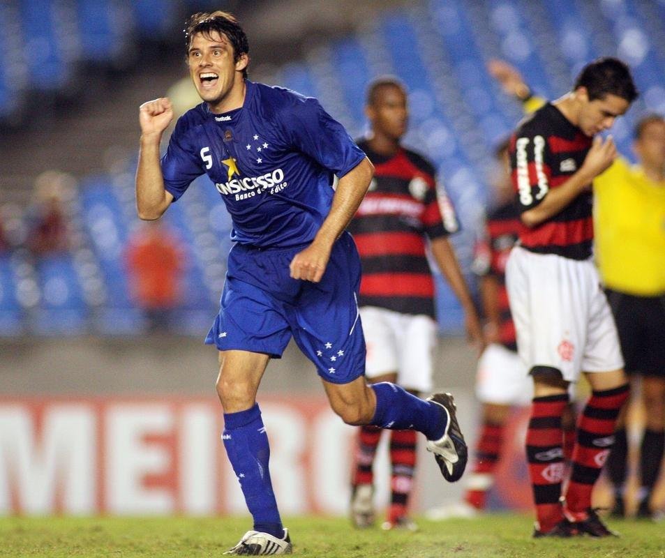 O volante Fabrcio realizou 153 jogos pelo Cruzeiro e marcou 10 gols, entre 2008 e 2011. O jogador virou dolo da torcida por aliar tcnica e raa, alm de demonstrar identificao com o clube. Nesse perodo, Fabrcio foi campeo mineiro em 2008, 2009 e 2011, campeo do Torneio de Vero do Uruguai, em 2009, alm de vice-campeo da Libertadores 2009 e do Brasileiro 2010.