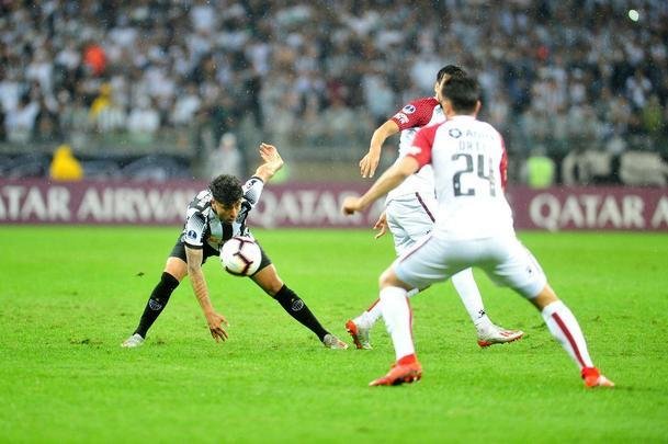 Pulga Rodrguez converteu pnalti cometido por Elias e diminuiu para o Coln: 2 a 1