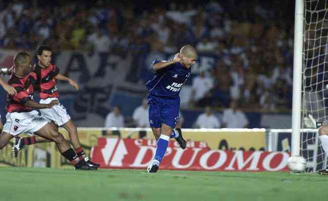 Alex marcou o gol do Cruzeiro no empate por 1 a 1 com o Flamengo, no primeiro jogo da final da Copa de Brasil de 2003, no Maracanã