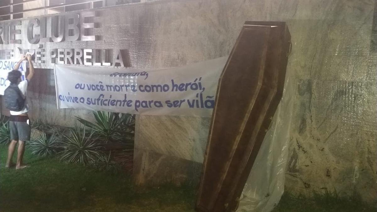 Torcedores do Cruzeiro voltam a protestar em frente  sede administrativa do clube, no Barro Preto