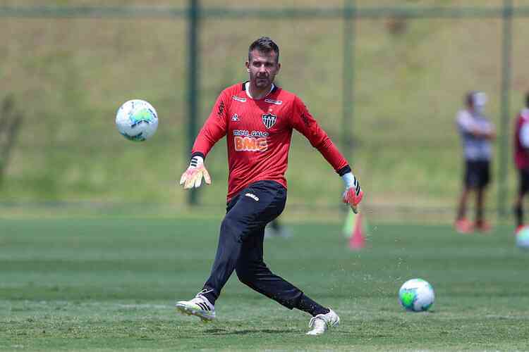 Goleiro Ivan celebra marca de 150 jogos pela Ponte Preta