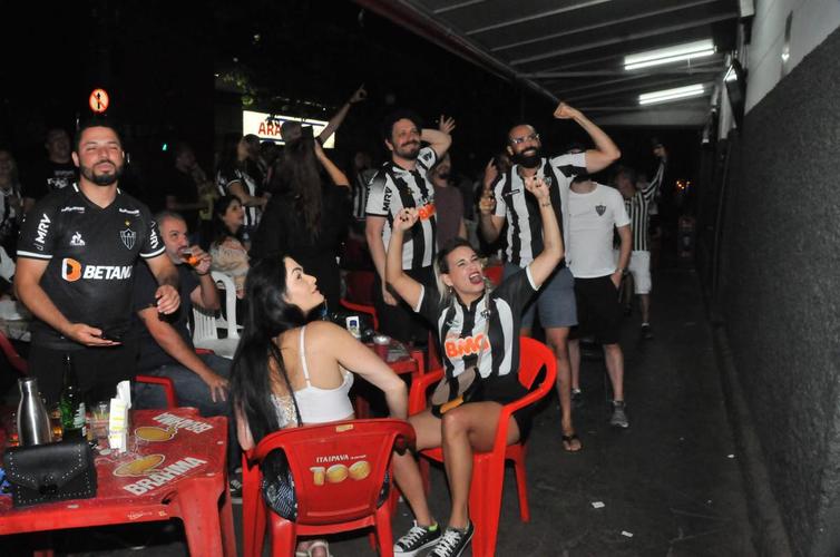 Torcedores do Galo comemoram classificao  final da Copa do Brasil no Bar do Salomo, tradicional reduto atleticano de Belo Horizonte