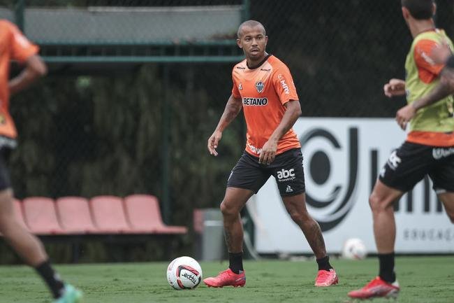 O Atltico realizou, nesta quinta-feira (10), a primeira atividade visando o clssico com o Amrica, vlido pela 5 rodada do Campeonato Mineiro. Com titulares em campo, o time de 'El Turco' Mohamed trabalhou para o confronto que ser disputado s 16h30 do sbado (12), no Estdio Independncia, em Belo Horizonte.