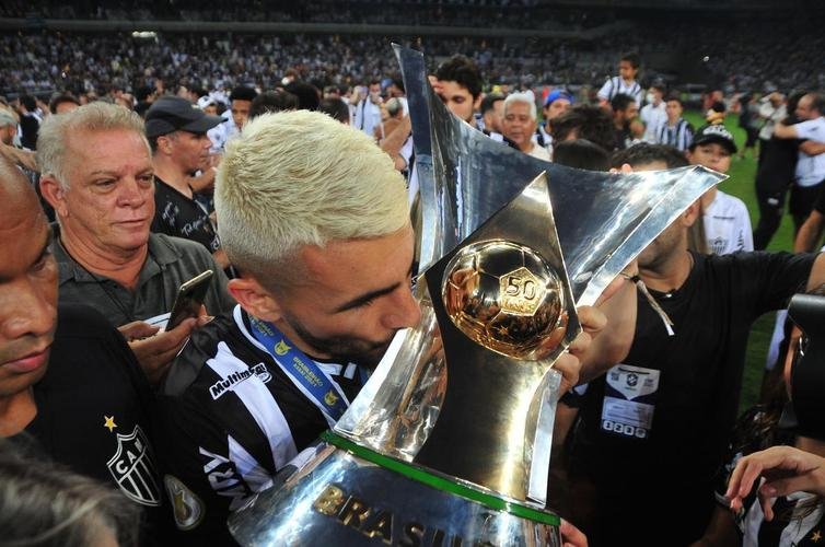 Atltico ergue a taa de campeo brasileiro e d a volta olmpica diante da torcida alvinegra, no Mineiro