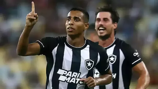 Botafogo - 9 jogos, sendo 5 sem levar gol
