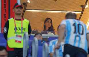 Familiares de Messi em camarote do Estdio 974, de Doha, durante jogo entre Argentina e Polnia pelo Grupo C da Copa do Mundo. Nas fotos aparecem o pai Jorge Messi, a esposa Antonela Roccuzzo e os filhos Ciro, Thiago e Matteo