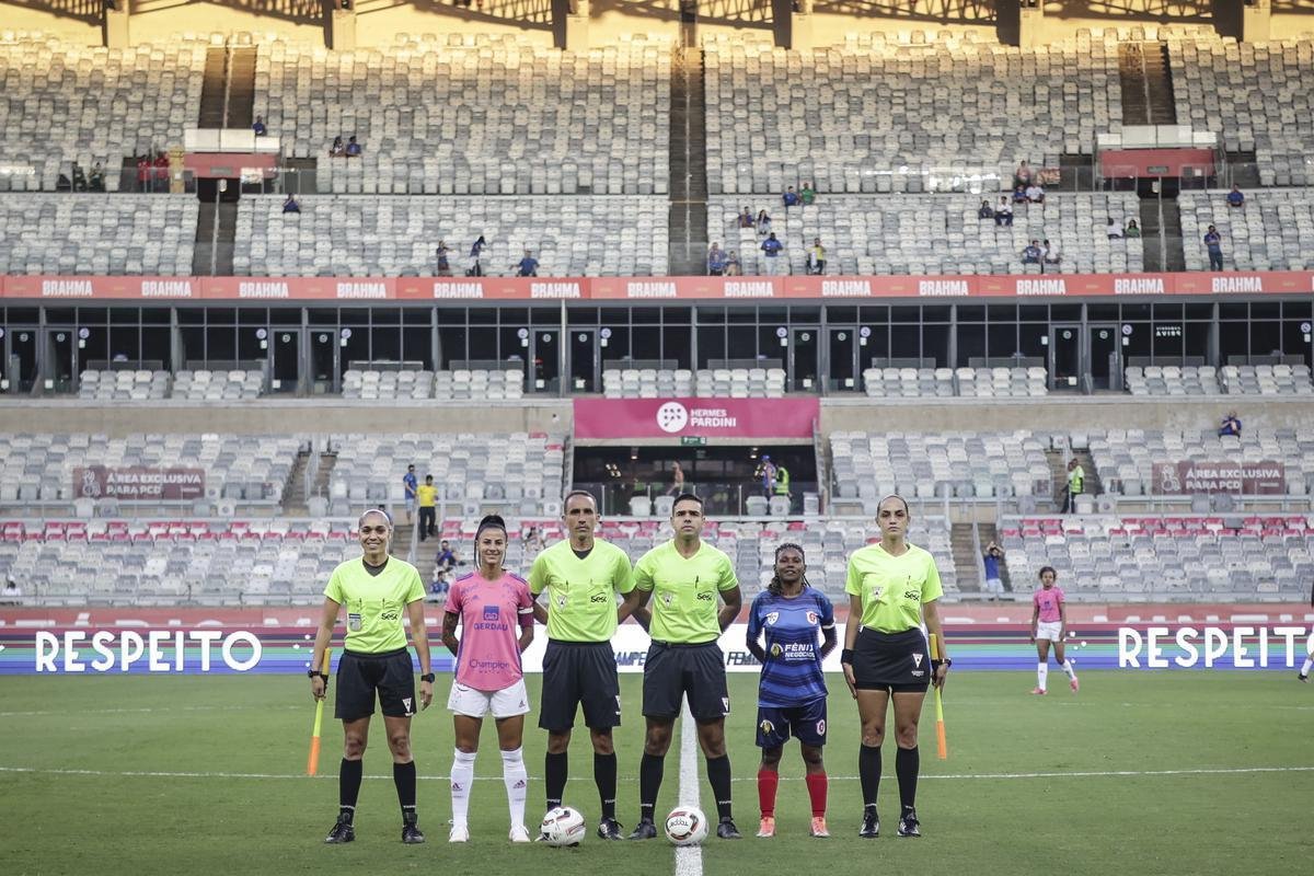 Em preliminar de Cruzeiro x Ituano pela Srie B, o time feminino da Raposa, conhecido como Cabulosas, goleou o Araguari por 8 a 0 pela terceira rodada do Campeonato Mineiro Feminino. Equipe cruzeirense estreou o uniforme rosa, confeccionado pela Adidas em homenagem  campanha Outubro Rosa, de conscientizao contra o cncer de mama