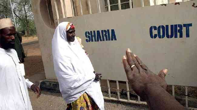 Safiya Hussaini foi acusada de adultrio e condenada  morte por apedrejamento em 2002 no estado sharia nigeriano de Sokoto. Seu caso teve repercusso internacional e ela acabou sendo absolvida, mas muitas outras pessoas tiveram um destino pior