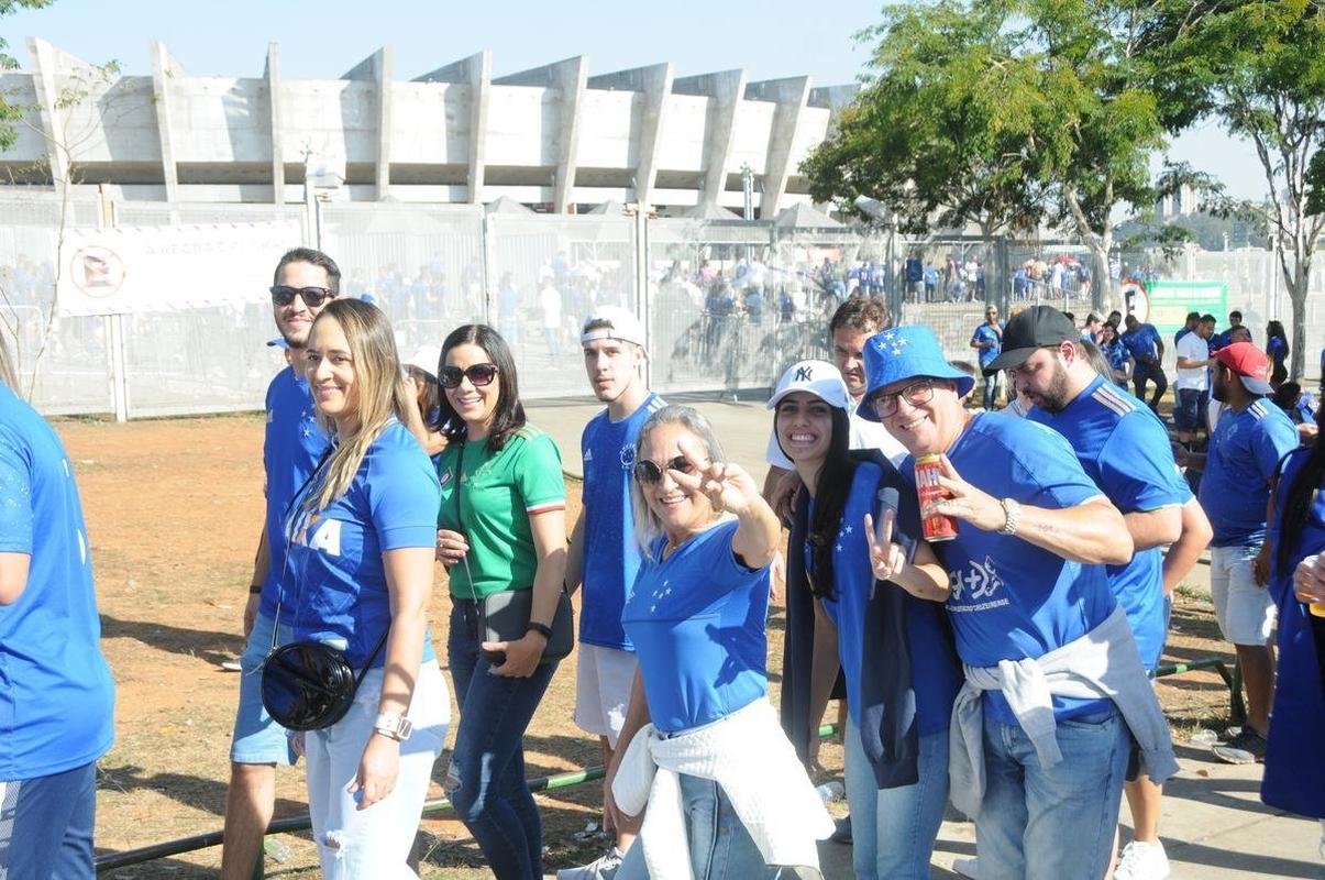 Chegada da torcida do Cruzeiro ao Mineiro para o jogo contra a Ponte Preta pela 13 rodada da Srie B do Campeonato Brasileiro. Estdio voltou a receber grande pblico