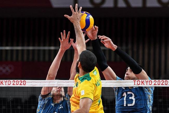 Fotos do jogo entre Brasil e Argentina pela segunda rodada do torneio masculino de vlei dos Jogos Olmpicos de Tquio. Seleo Brasileira venceu, de virada, por 3 sets a 2