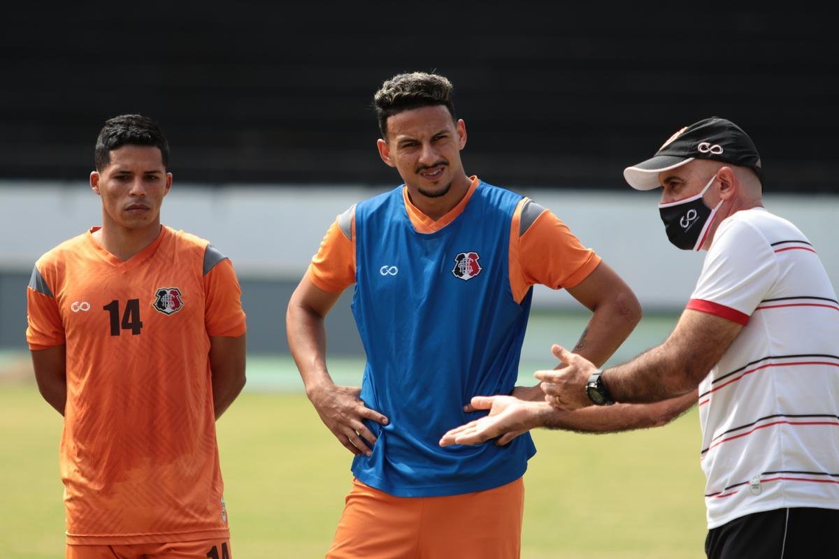Jogadores do Santa Cruz treinaram no estádio do Arruda, já apresentando trabalhos com bola no gramado, sob a supervisão do técnico Itamar Schülle. Todos os atletas e os membros da comissão técnica seguem submetidos às medidas de afastamento social.