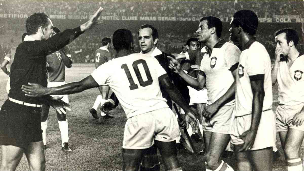 Em amistoso disputado em 1969, Atltico venceu a Seleo Brasileira por 2 a 1, no Mineiro. Amauri Horta e Dario marcaram para os donos da casa, enquanto Pel descontou para os visitantes.