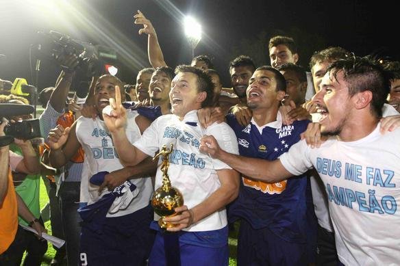 Festa dos jogadores do Cruzeiro no Barrado com a conquista do tricampeonato brasileiro