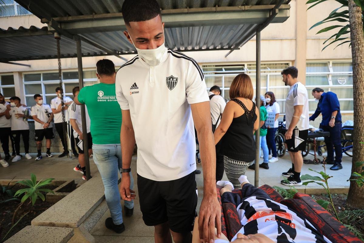 Jogadores do Atltico visitam Ncleo Assistencial Caminhos para Jesus