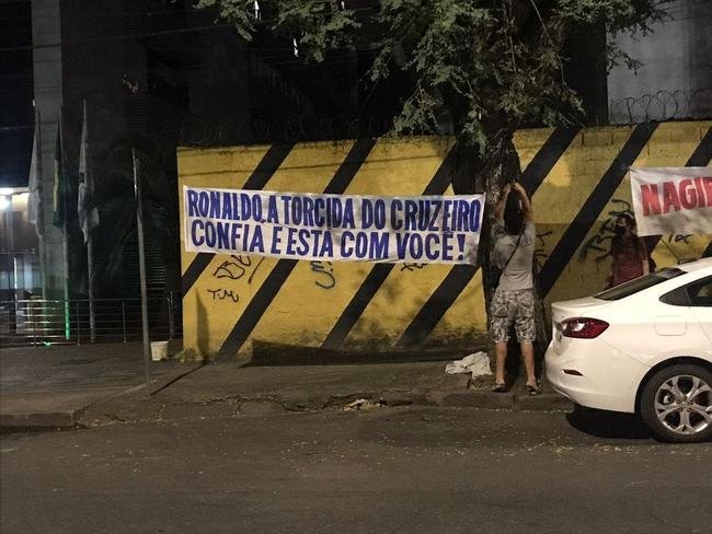 A favor da venda da SAF para Ronaldo, torcedores do Cruzeiro protestaram contra o Conselho Deliberativo do clube durante a apresentação da proposta do empresário, em evento na sede do Barro Preto