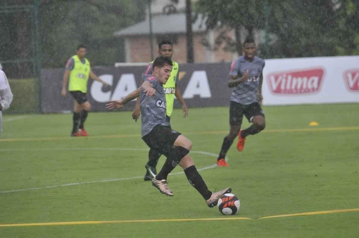 Volante Elias participou nesta quinta-feira do seu primeiro treino como jogador do Atltico. Roger Machado comandou uma atividade com bola utilizando atletas que no jogaram ou atuaram pouco diante do Cruzeiro