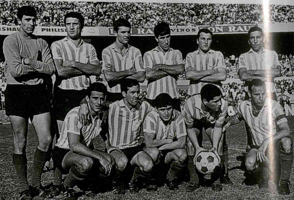 7 Racing - A campanha do ttulo da Copa Libertadores de 1967 contou com uma srie de nove jogos sem perder como visitante. No perodo, foram seis vitrias e trs empates - o ltimo deles por 0 a 0 com o Nacional, na grande deciso.
