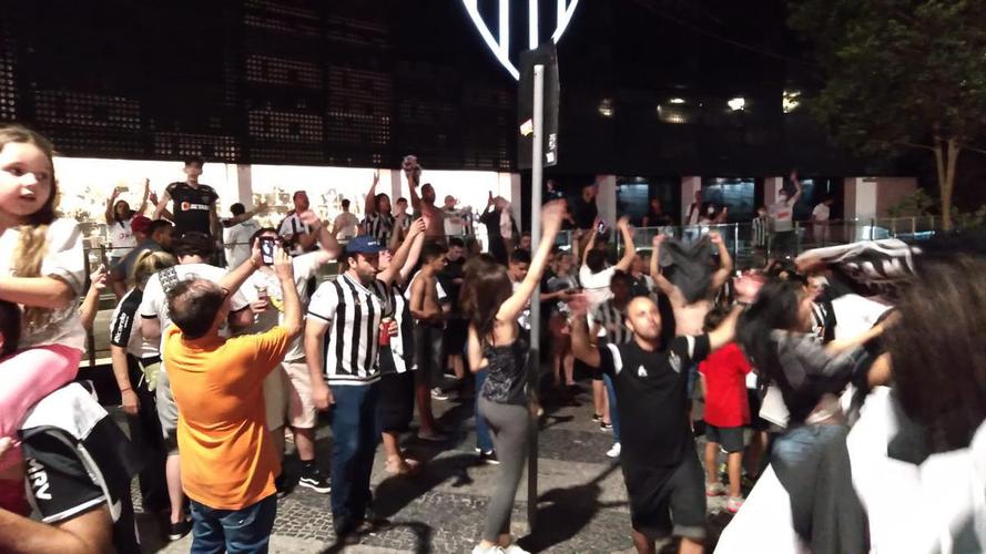 Fotos da festa e do buzinaço da torcida do Atlético em frente à sede do clube, no bairro de Lourdes, em BH. Centenas de pessoas foram ao local para festejar, de forma antecipada, o título brasileiro de 2021