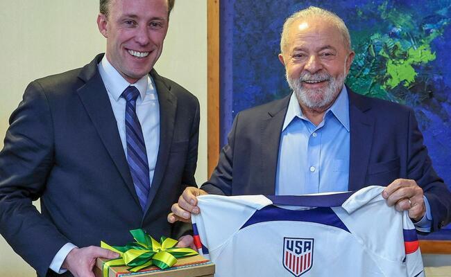 Jake Sullivan e Lula após reunião nesta segunda; presidente foi presenteado com camisa da seleção dos EUA