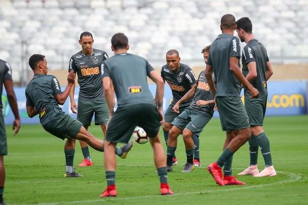 Levir Culpi comanda treino no Mineirão antes da estreia no Grupo E da Libertadores