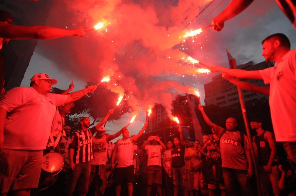 Depois de protesto na madrugada, torcedores do Atltico voltaram  sede de Lourdes, em BH, no final da tarde desta sexta-feira para atacar a diretoria do clube e os jogadores. Time foi goleado por 4 a 1 pelo Cerro Porteo na quarta-feira, em Assuno, e passou a ter chances remotas de se classificar s oitavas de final da Copa Libertadores. No domingo, Galo abre final do Mineiro contra o Cruzeiro, no Mineiro. Presso tenta mexer com brios do elenco s vsperas da deciso.