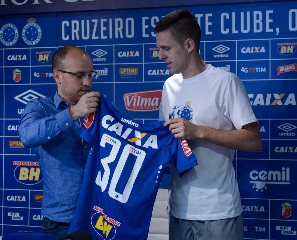 Ezequiel (2016) - teve 50% dos direitos econmicos adquiridos ao Cricima por R$ 1,2 milho, parcelados em 24 vezes de 50 mil reais. Nunca foi unanimidade entre os torcedores, principalmente pelo estilo de jogo retrado e de poucas subidas ao ataque. Entretanto, gozava de prestgio com a comisso tcnica de Mano Menezes. Tanto que foi titular em campanhas importantes, como a da conquista da Copa do Brasil de 2017. Em 72 jogos pelo Cruzeiro (60 como titular), Ezequiel marcou um gol.