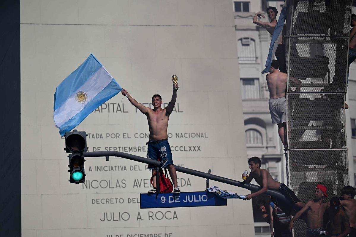 Multido festeja, no Centro de Buenos Aires, o tri mundial da Argentina conquistado na Copa do Catar