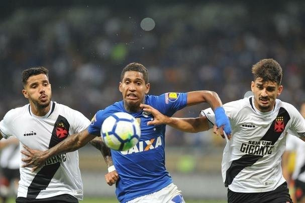 Raniel empatou para o Cruzeiro aos 15 do segundo tempo, com toque de cobertura: 1 a 1