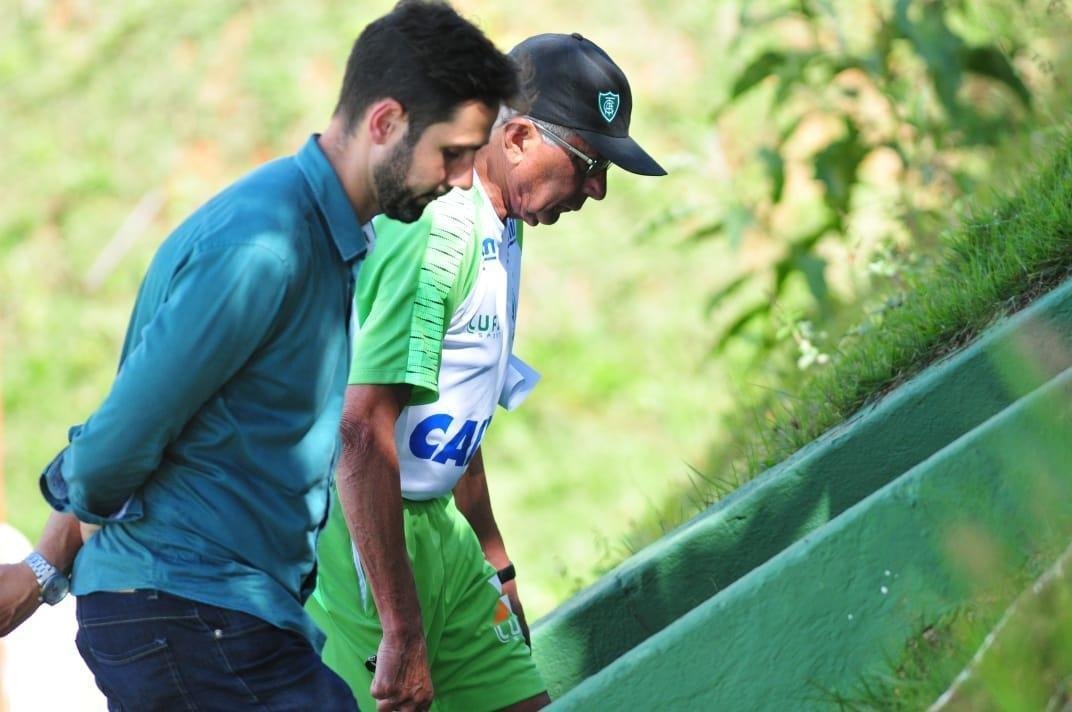 Tcnico Givanildo Oliveira foi apresentado no CT Lanna Drumond pelo presidente Marcus Salum e comandou seu primeiro treino visando ao jogo de quinta-feira, contra o Internacional, em Porto Alegre