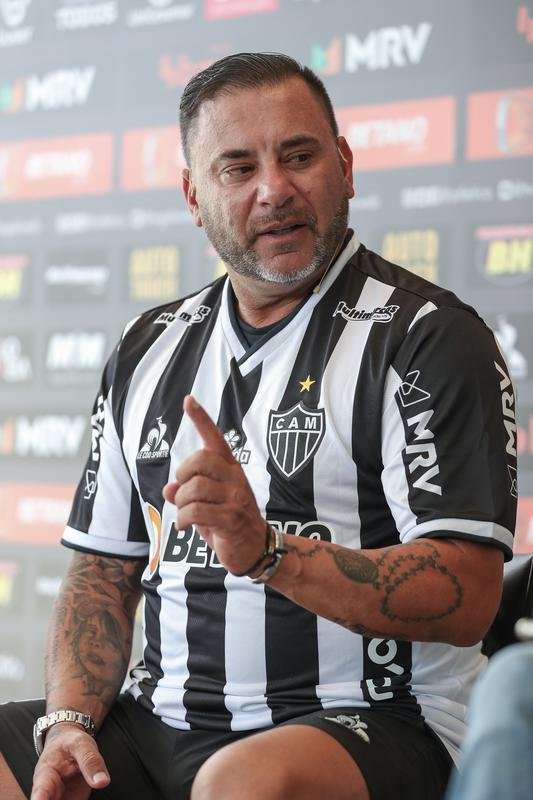 O técnico argentino 'El Turco' Mohamed foi apresentado pelo Atlético nesta terça-feira (25/01) ao lado do presidente do clube, Sérgio Coelho.