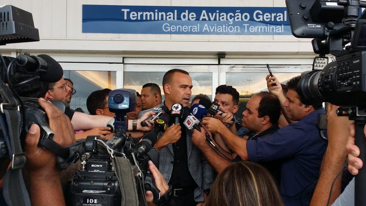 Aps atender a imprensa, Dudamel foi at os torcedores do Atltico, que foram impedidos pela PM de entrar no aeroporto