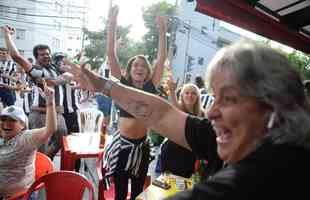 No Bar do Salomão, em BH, atleticanos comemoram o gol de Nacho Fernández na final da Supercopa do Brasil, sobre o Flamengo: 1 a 0 para o Galo