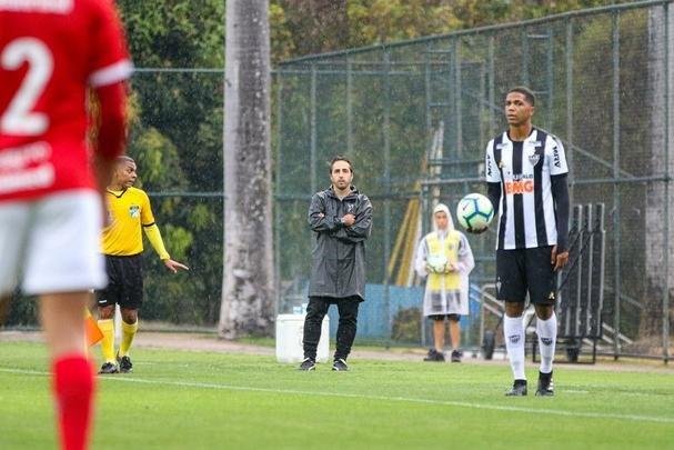Micael dos Santos - Revelado pelo Independiente de Limeira, o lateral-esquerdo de 19 anos chegou ao Atltico para ganhar a titularidade na posio. O garoto j soma 14 jogos na equipe sub-20 do Atltico.