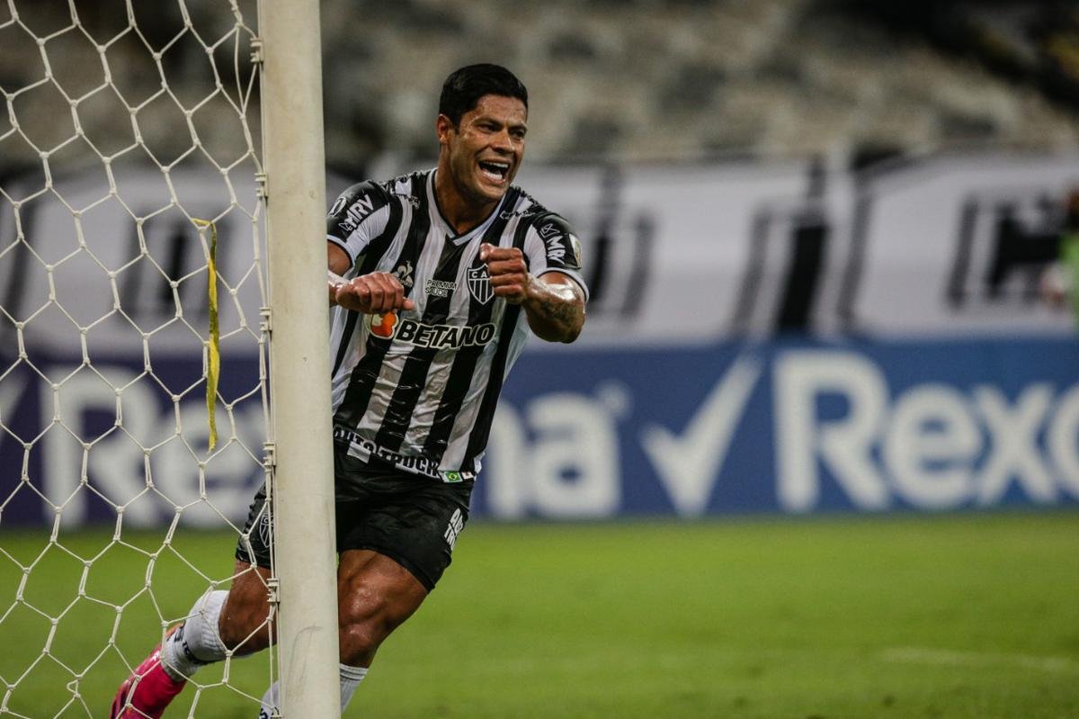 Hulk foi o grande nome do jogo ao marcar dois gols sobre o Cerro Porteo