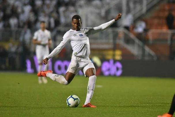 Atlético derrotou Santos por 2 a 1, de virada, com gols de Chará, e avançou às quartas de final da Copa do Brasil